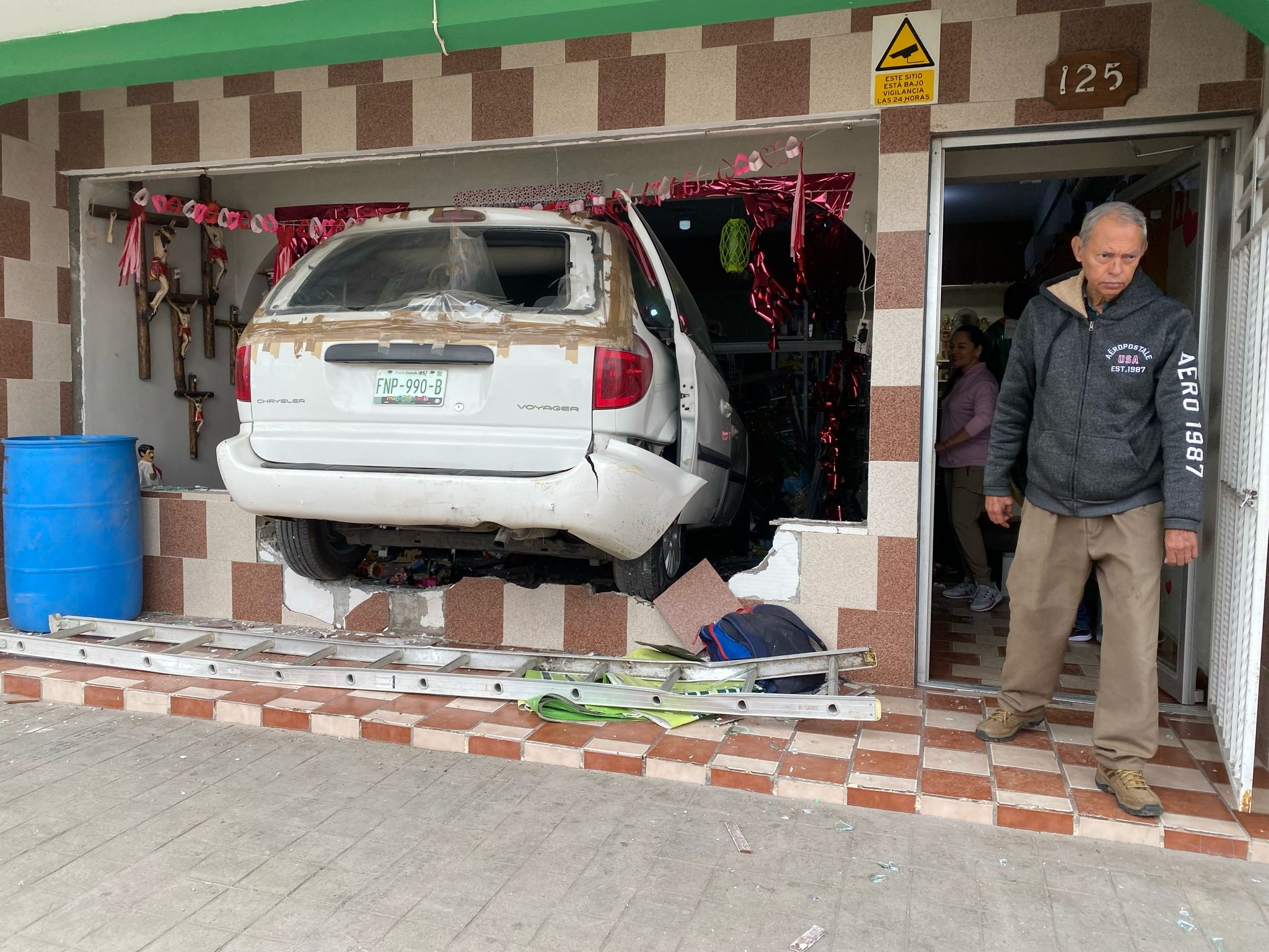 Abuelo impacta vehículos y termina en hierbería