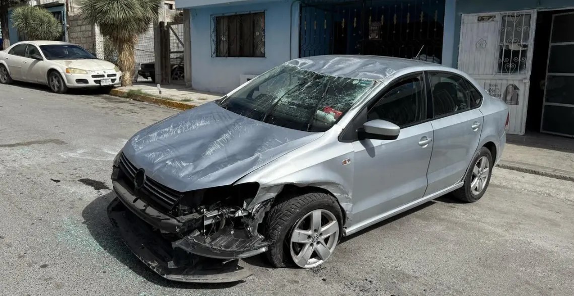 Se descuida con cel vuelca su automóvil