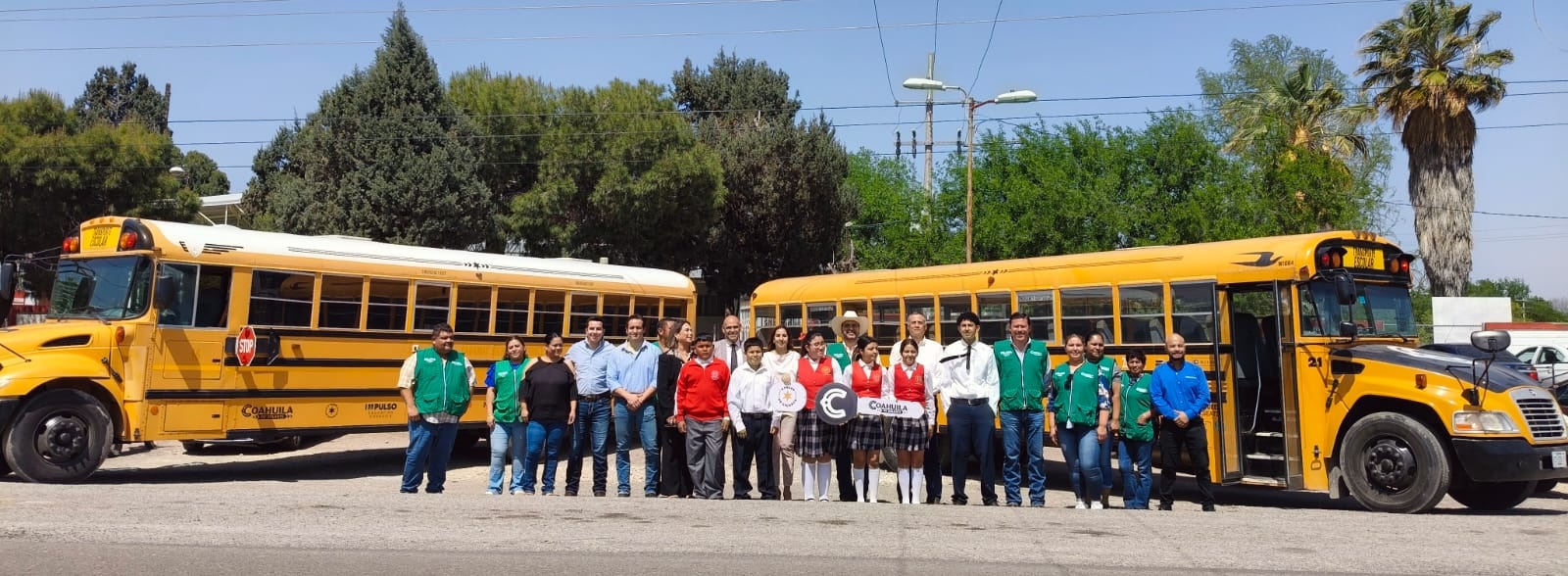 Dona Gobierno Estatal 2 autobuses escolares