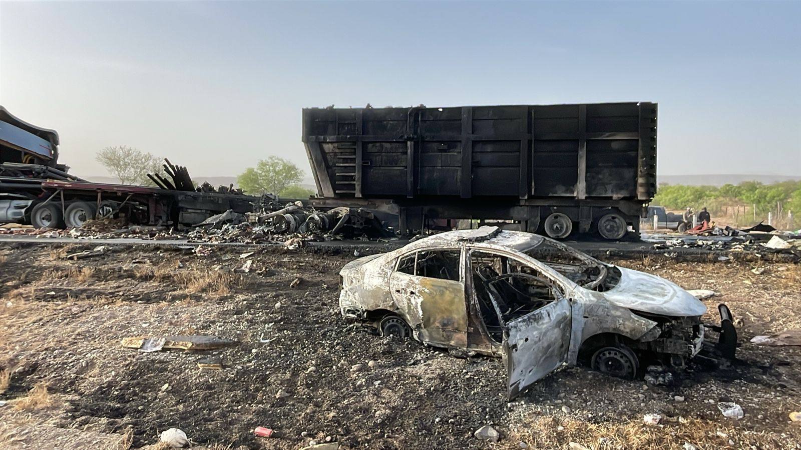 Choque múltiple y fuego en accidente carretero