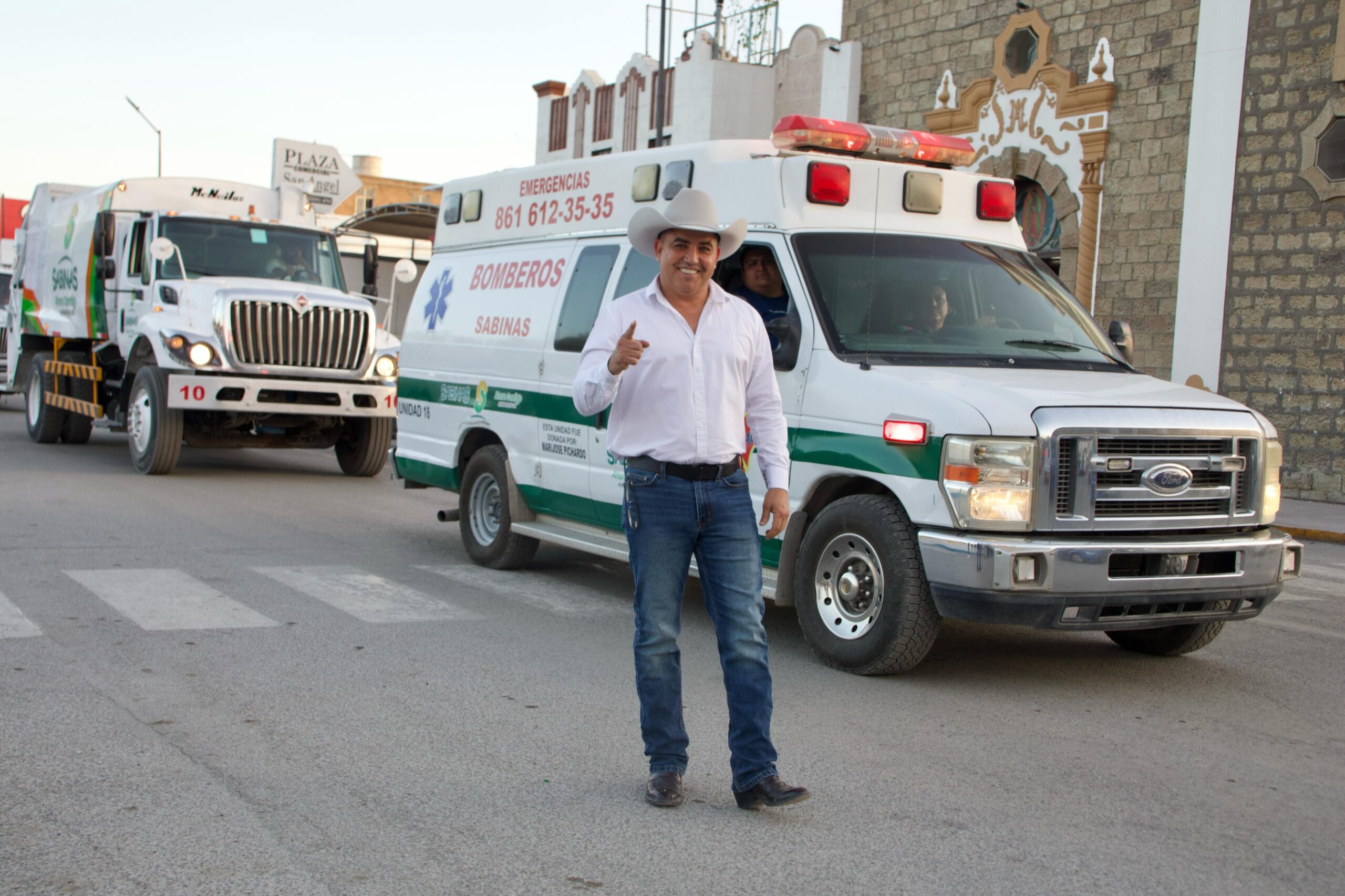 Entrega Sabinas nuevos vehículos a dependencias