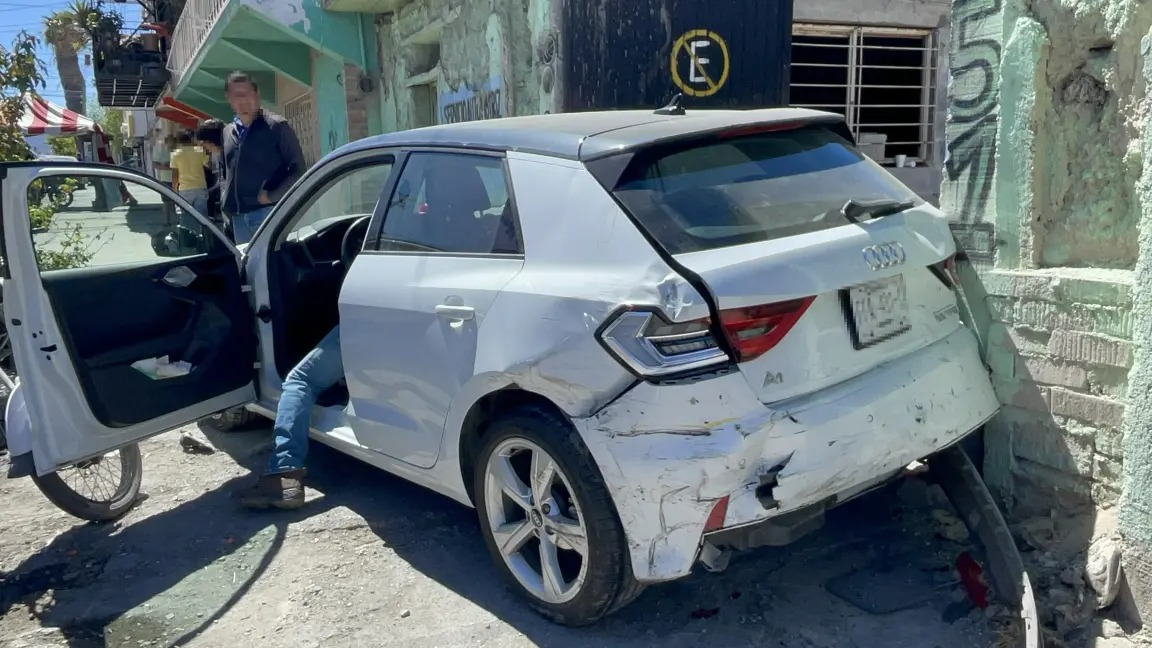 Choca abuelita contra 6 autos y 2 motocicletas
