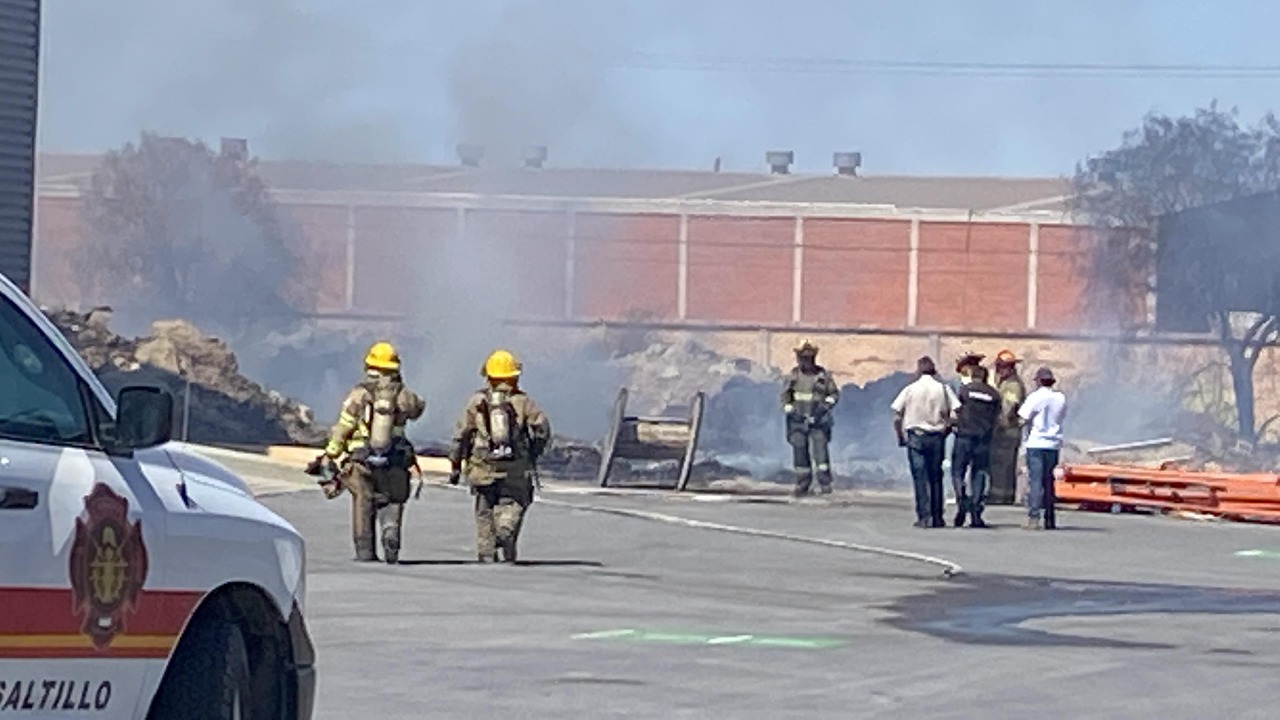 Fuego arrasa con corralón en Saltillo