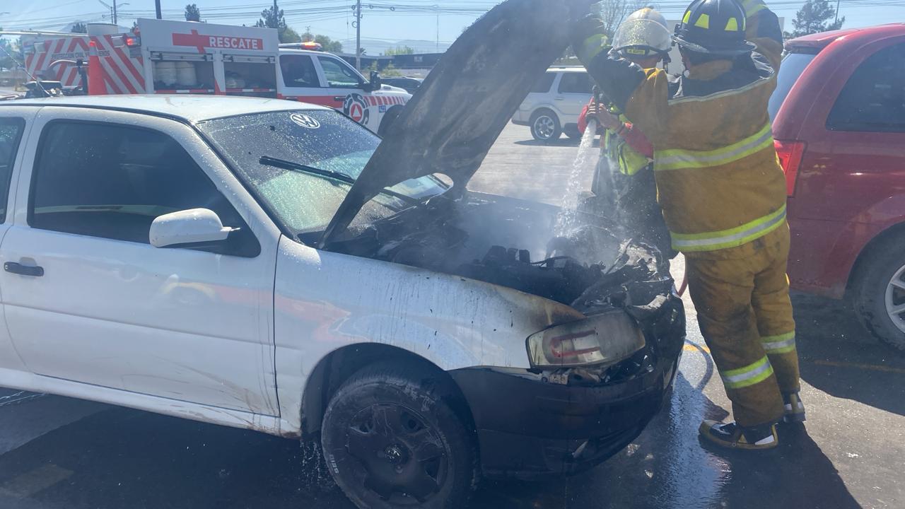 Se incendia auto en la Plaza Bella