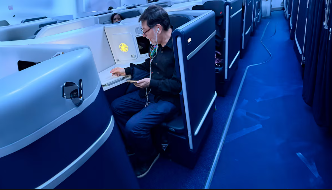 Exhiben a Noroña viajando en clase ejecutiva a Francia: esto cuesta el boleto