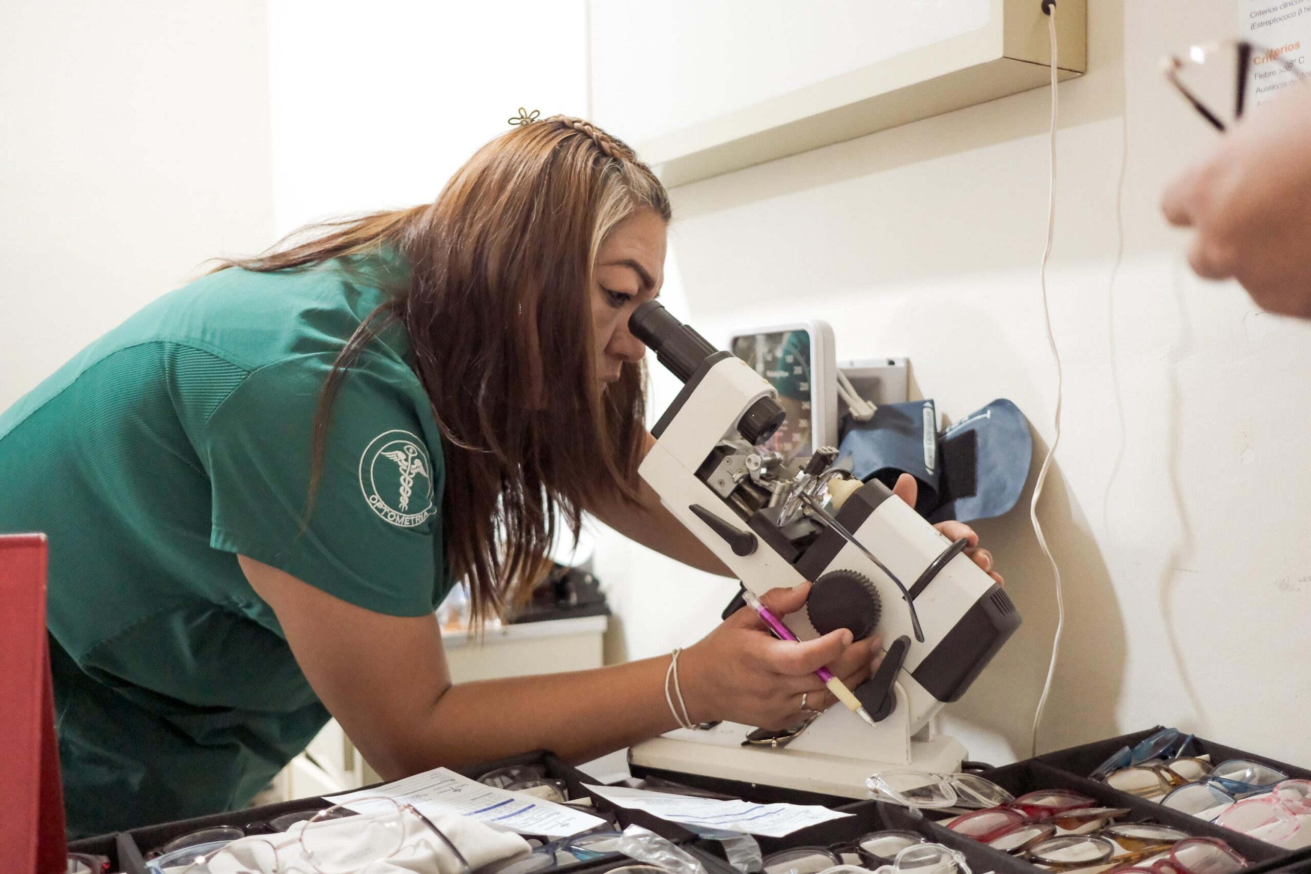 Impulsa Sari programa de lentes económicos