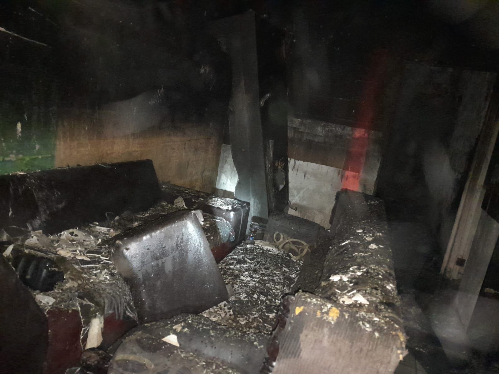 Fuego arrasa con vivienda