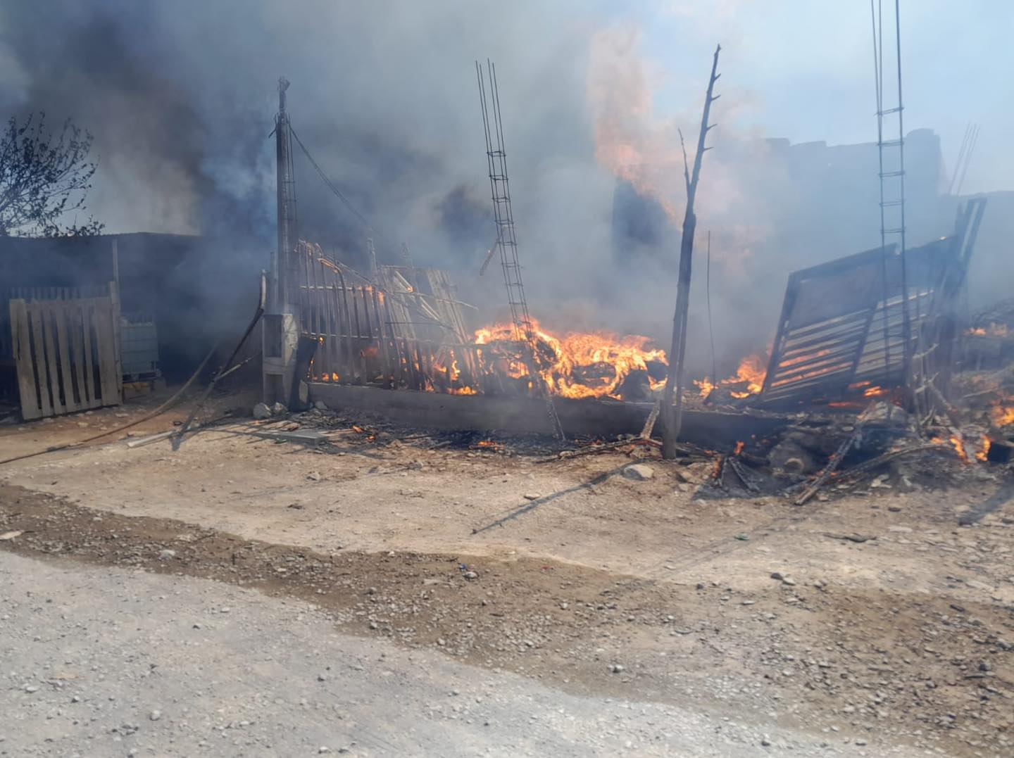 Adicto provoca incendio y arrasa con 8 viviendas