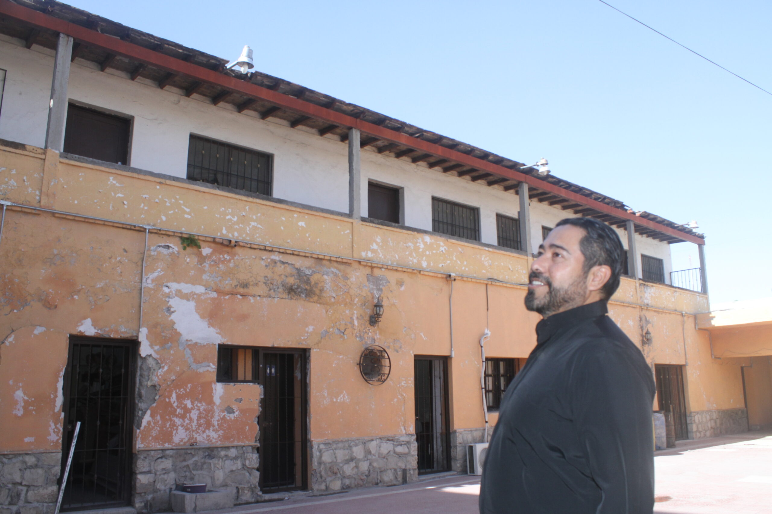 Gestiona parroquia Santiago restauración de sus oficinas