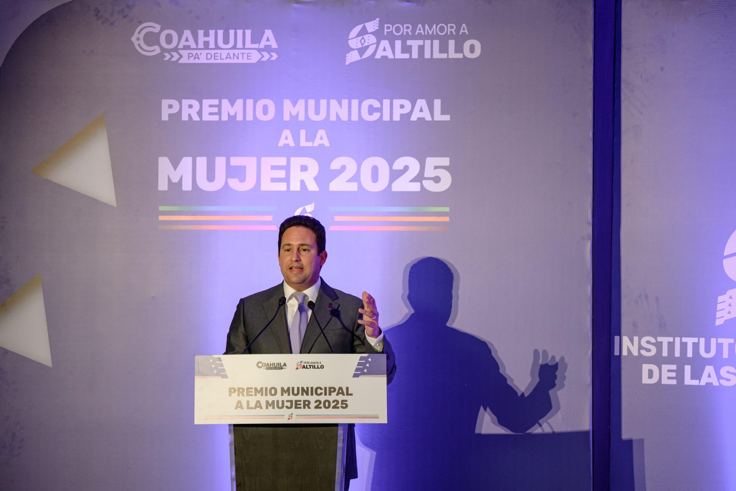 Reconoce Javier Díaz a mujeres saltillenses
