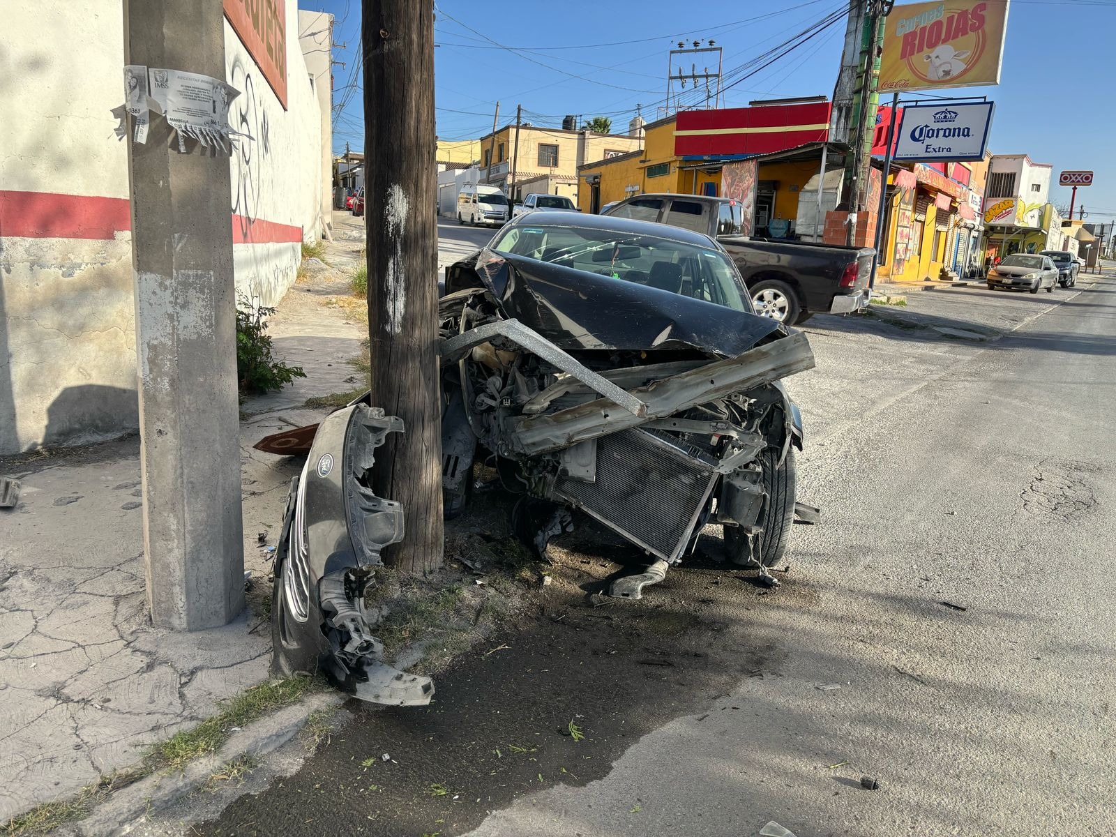 Incrusta auto contra poste