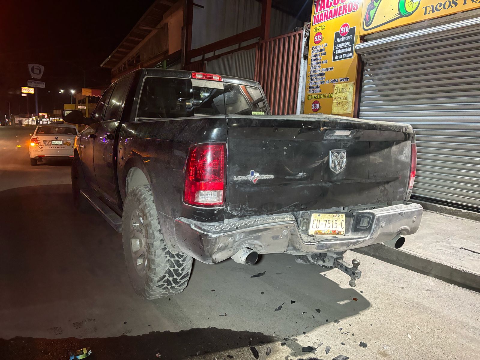 Se distrae con celular y provoca accidente