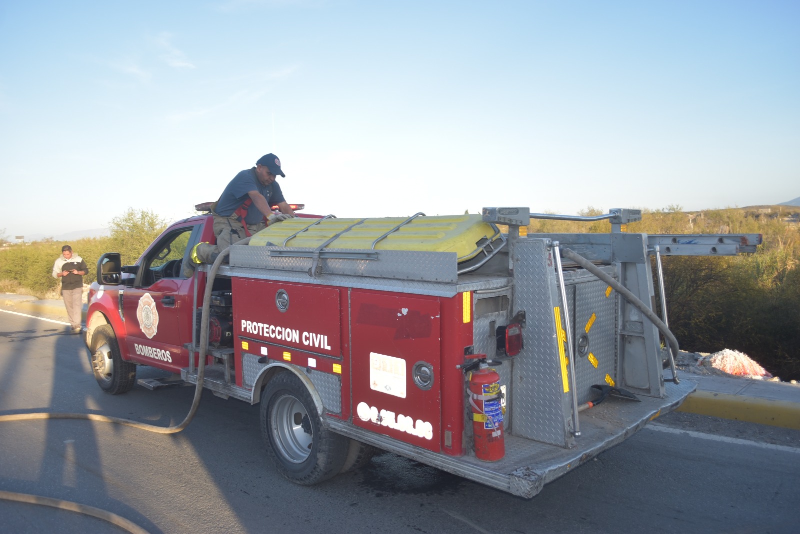 Evitan Bomberos fuego llegue a las viviendas