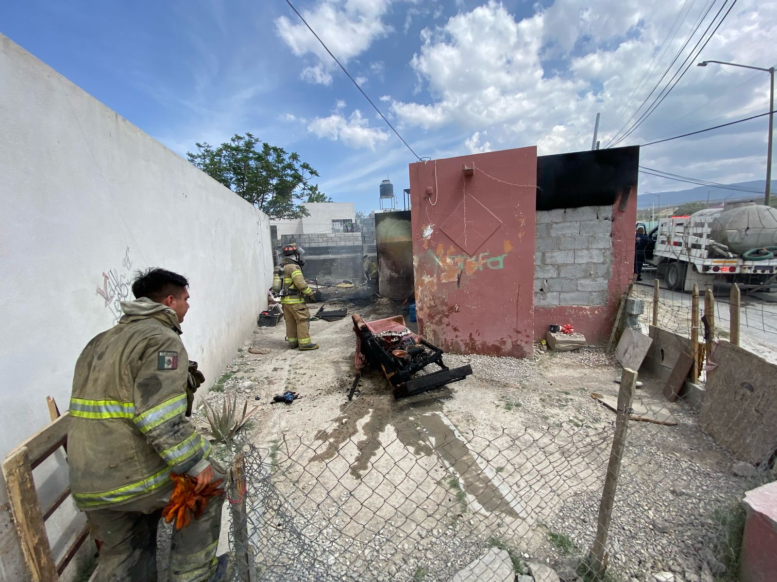 Acaba incendio con casa en Las Misiones