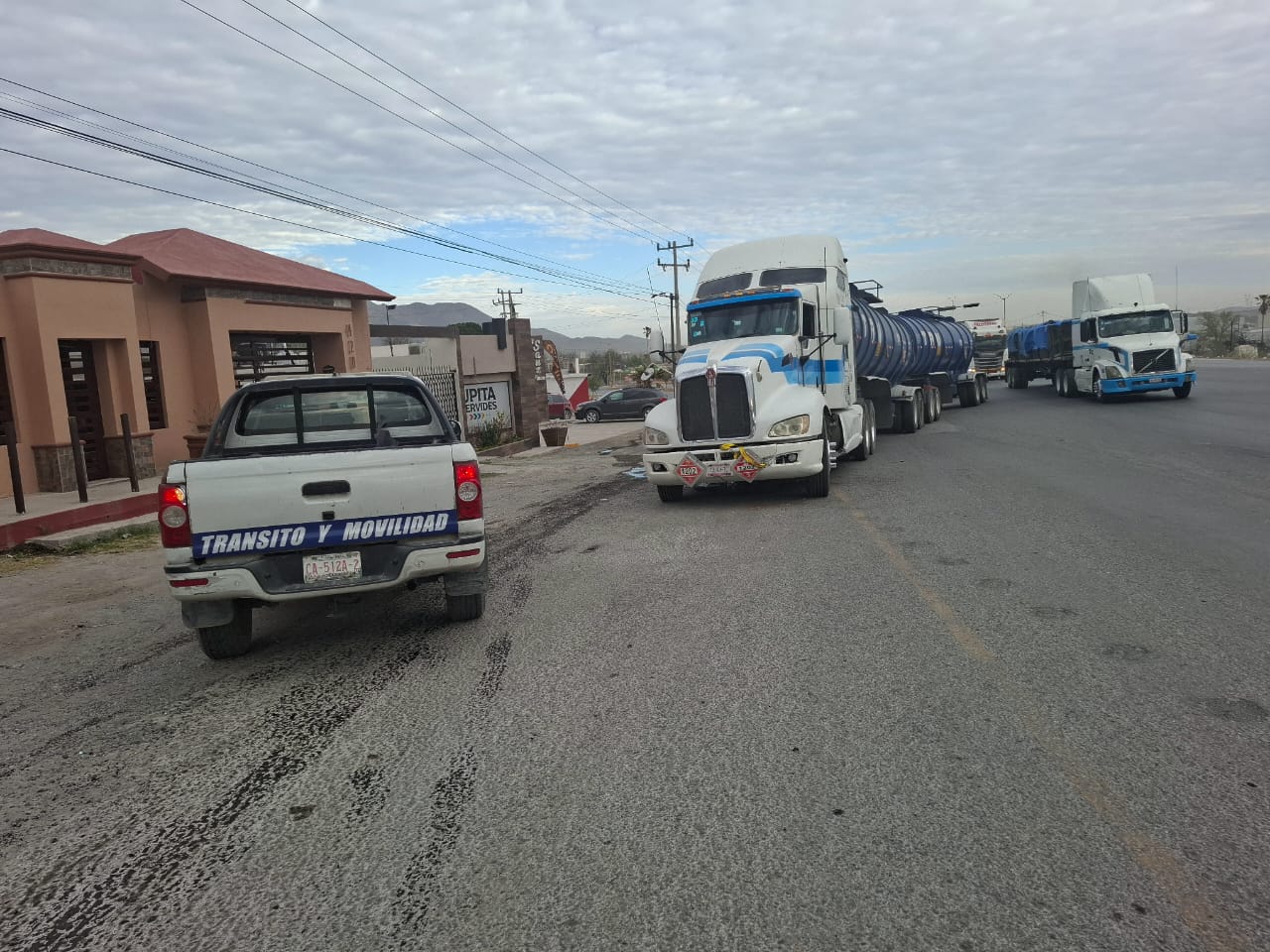 Evita tragedia en la 57 conductor de una pipa