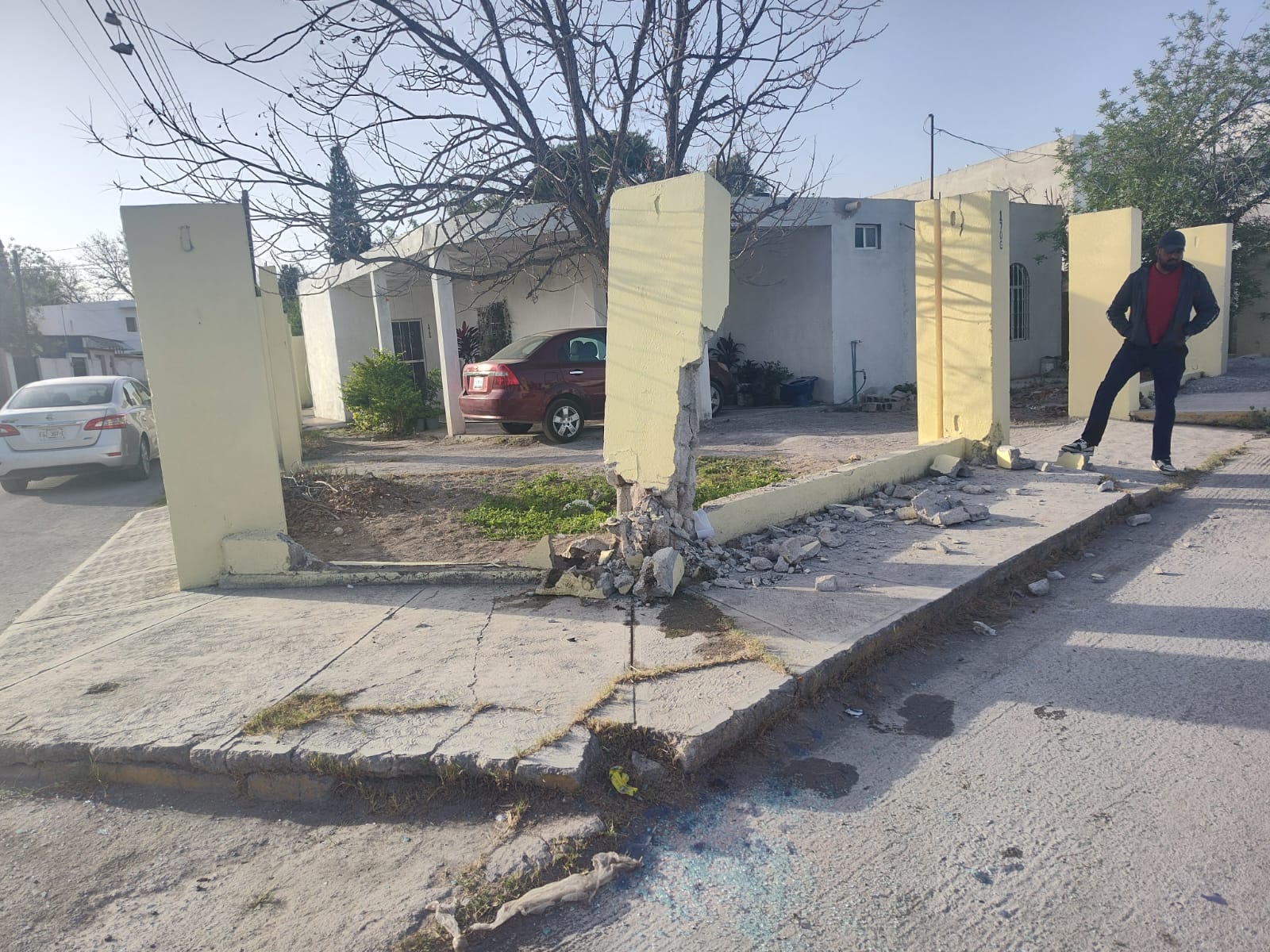 Impacta vehículo fachada de casa