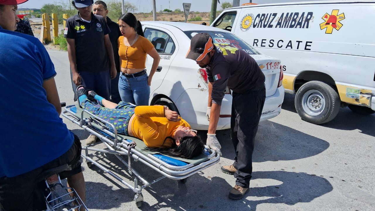 Embisten a hermanos a bordo de moticicleta