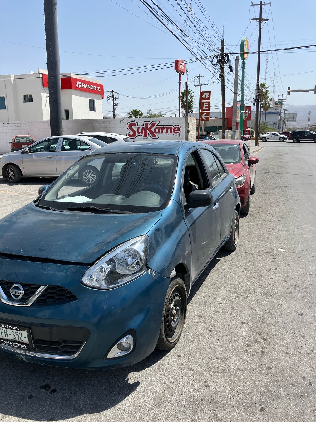 Impacta contra camellón y auto
