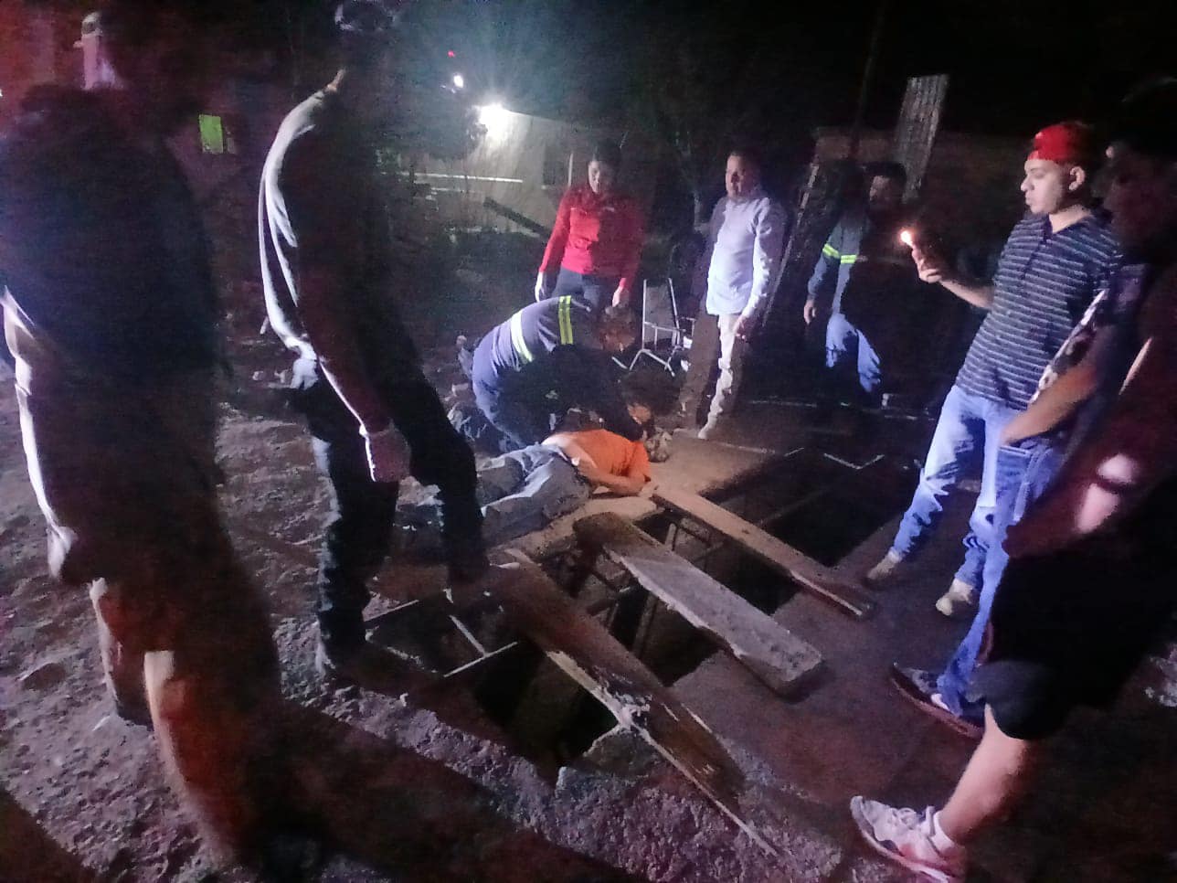 Cae anciano a zanja y queda inconsciente