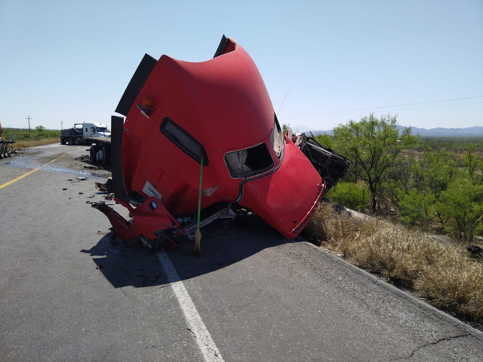 Aparatoso accidente bloquea carretera 53