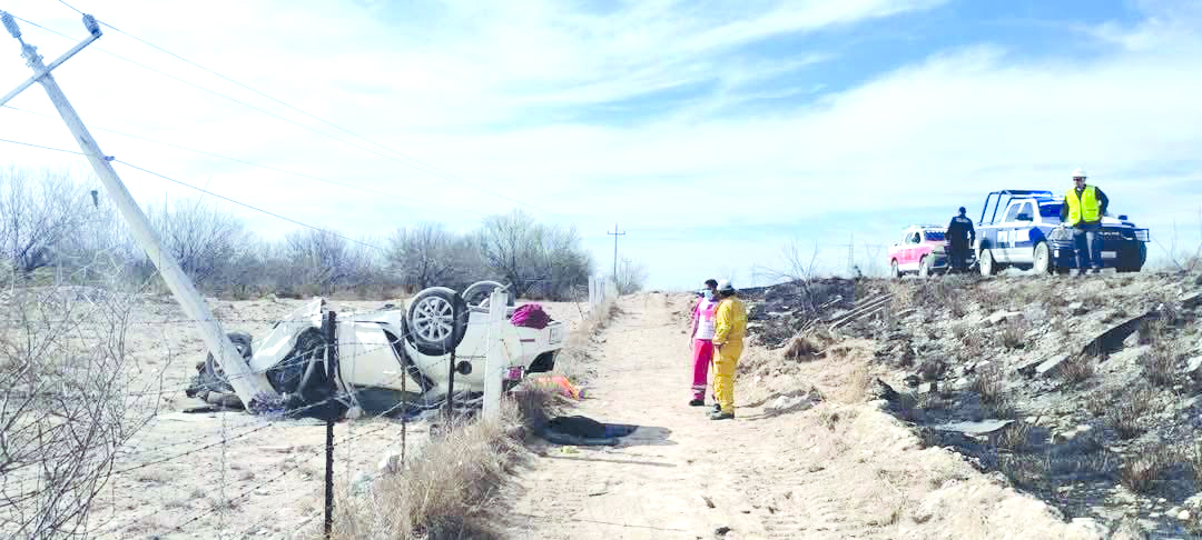 Sale de la carretera e impacta contra poste