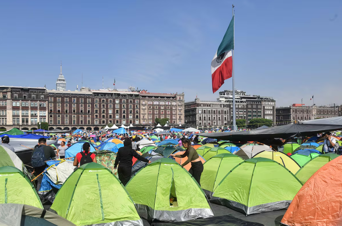 Maestros instalan plantón pese al retiro de la ley ISSSTE