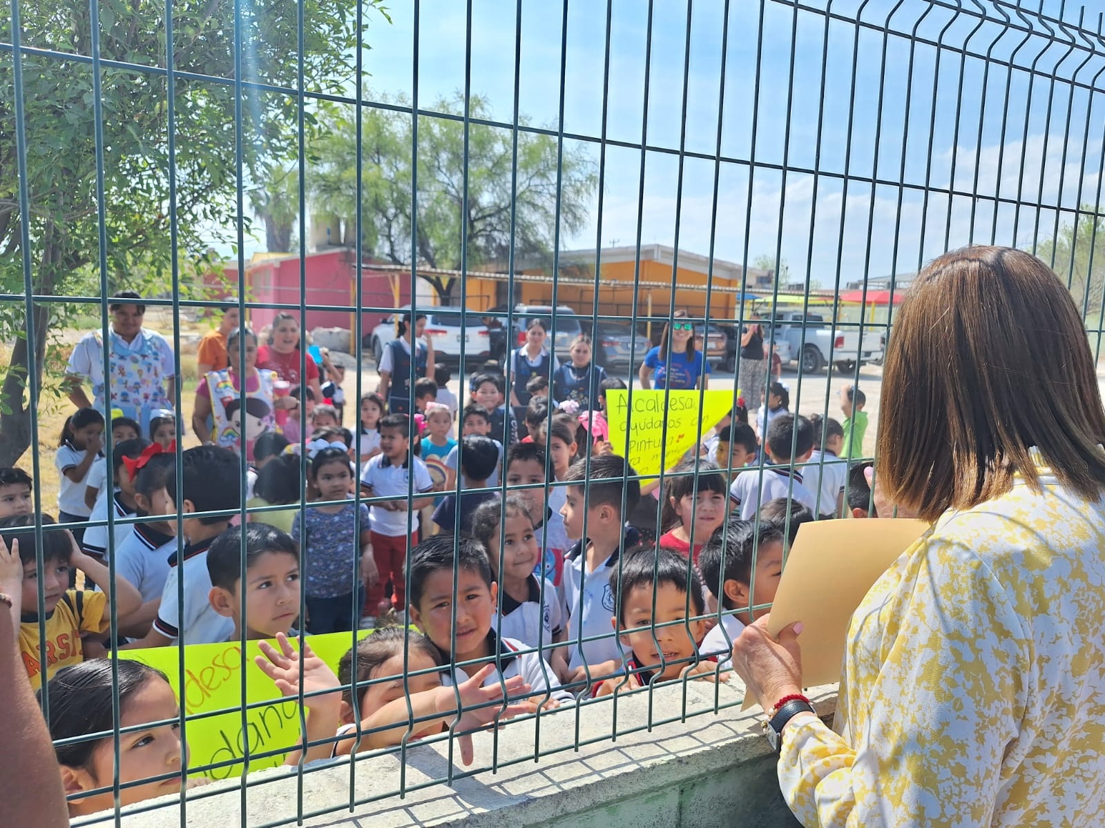 Atiende Sari a niños del “Club de Leones T.M.”