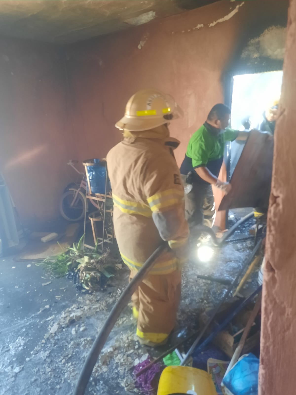 Arrasa incendio con dos viviendas en SB