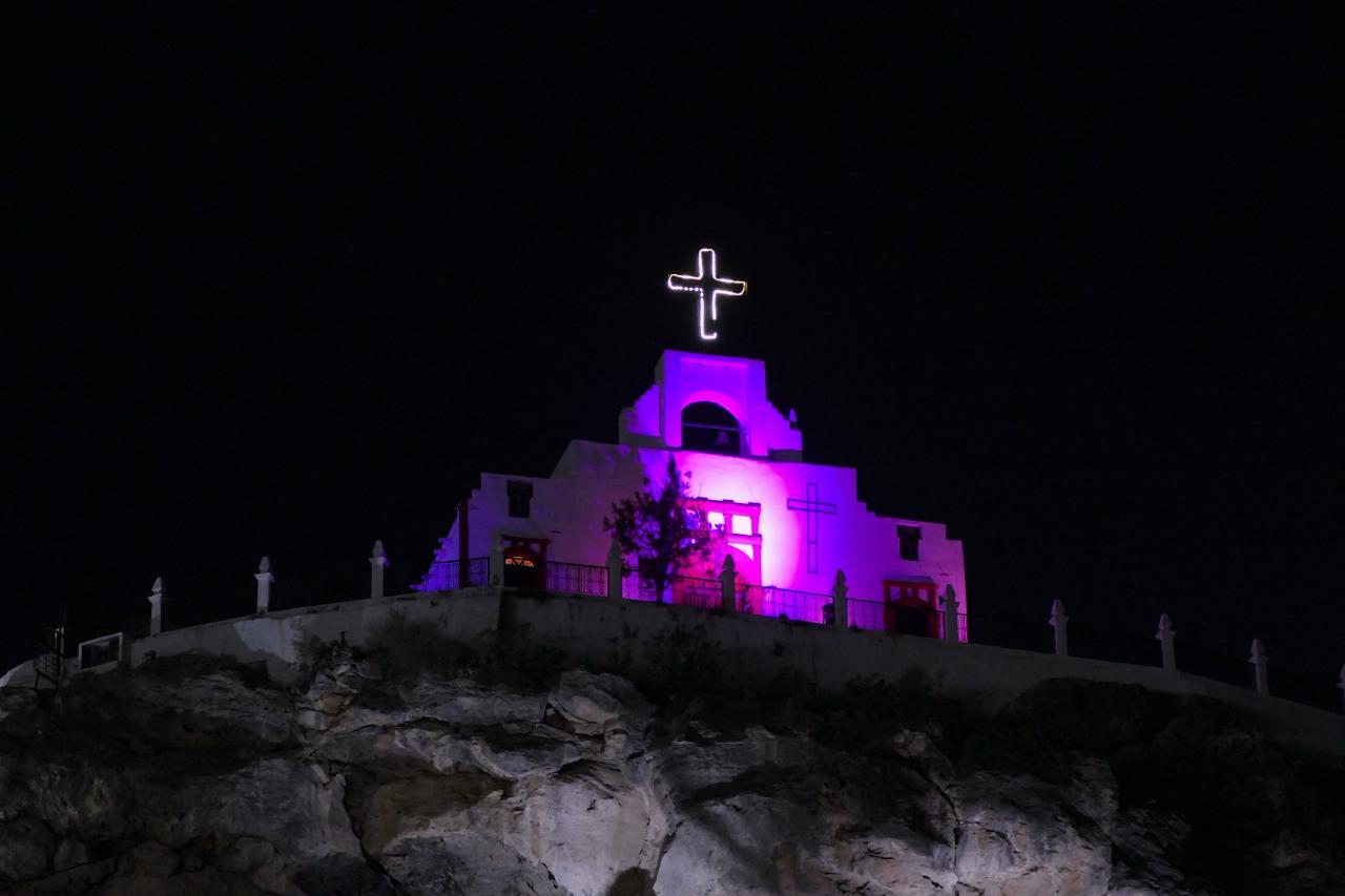 PUEBLO MÁGICO SE ILUMINA DE MORADO POR EL 8M