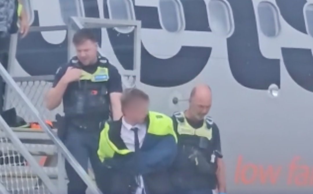 Pasajeros ‘doman’ a joven que intentó subir a un avión; llevaba una escopeta