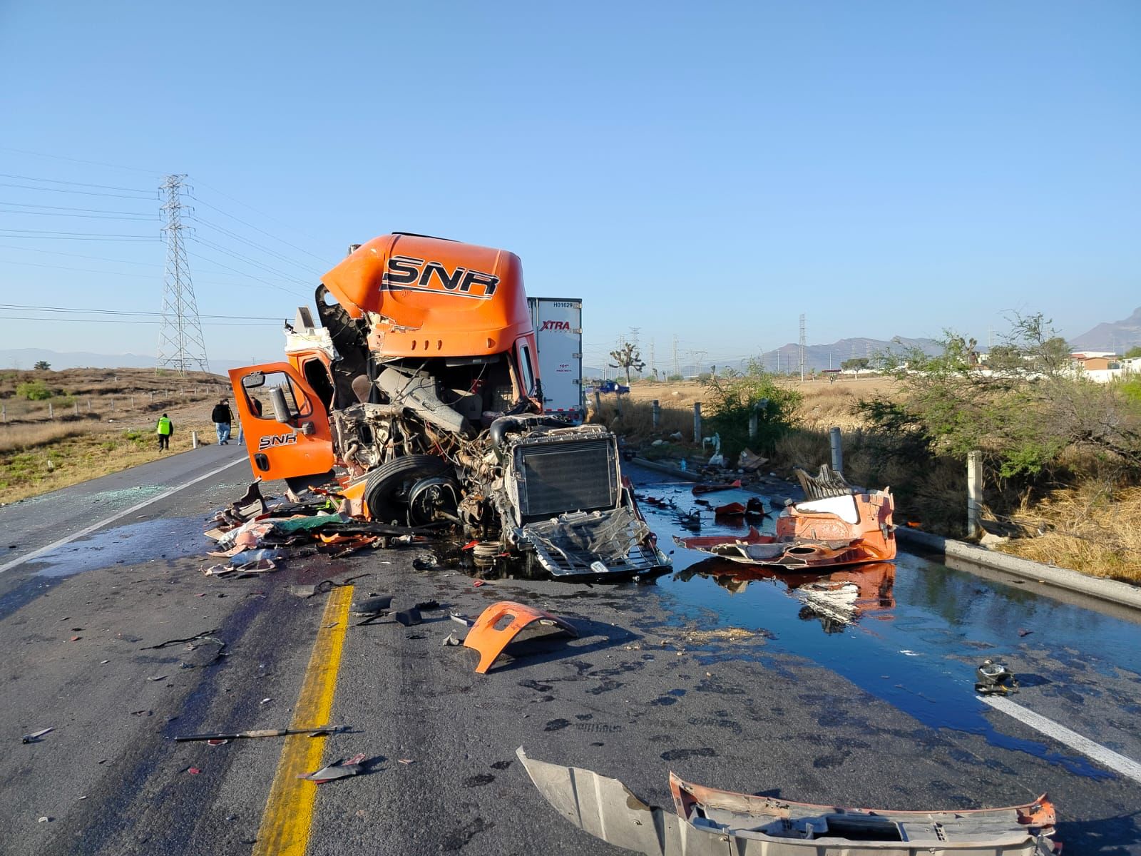 Impactante colisión entre tres tráileres