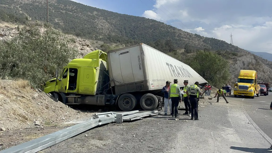 Vuelca tráiler en el tramo “Los Chorros”