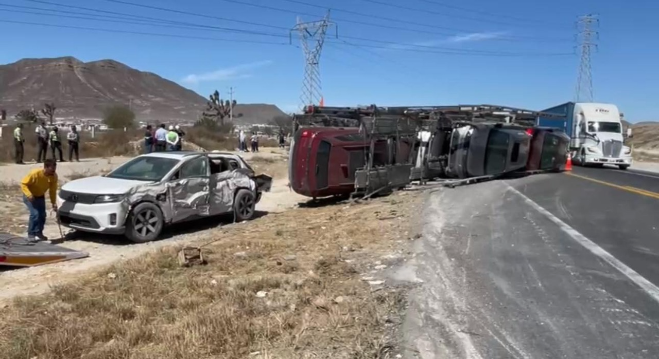 Vuelca nodriza con 9 vehículos nuevos