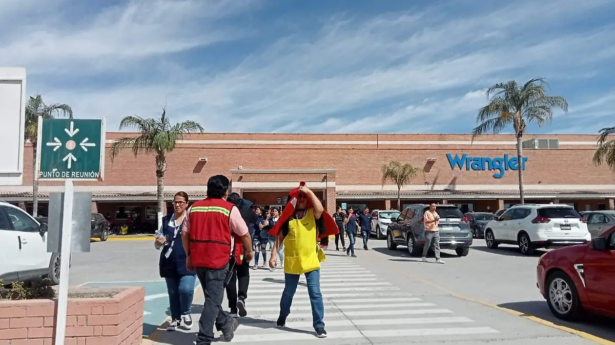 Evacuan 545 empleados tras incendio en Torreón