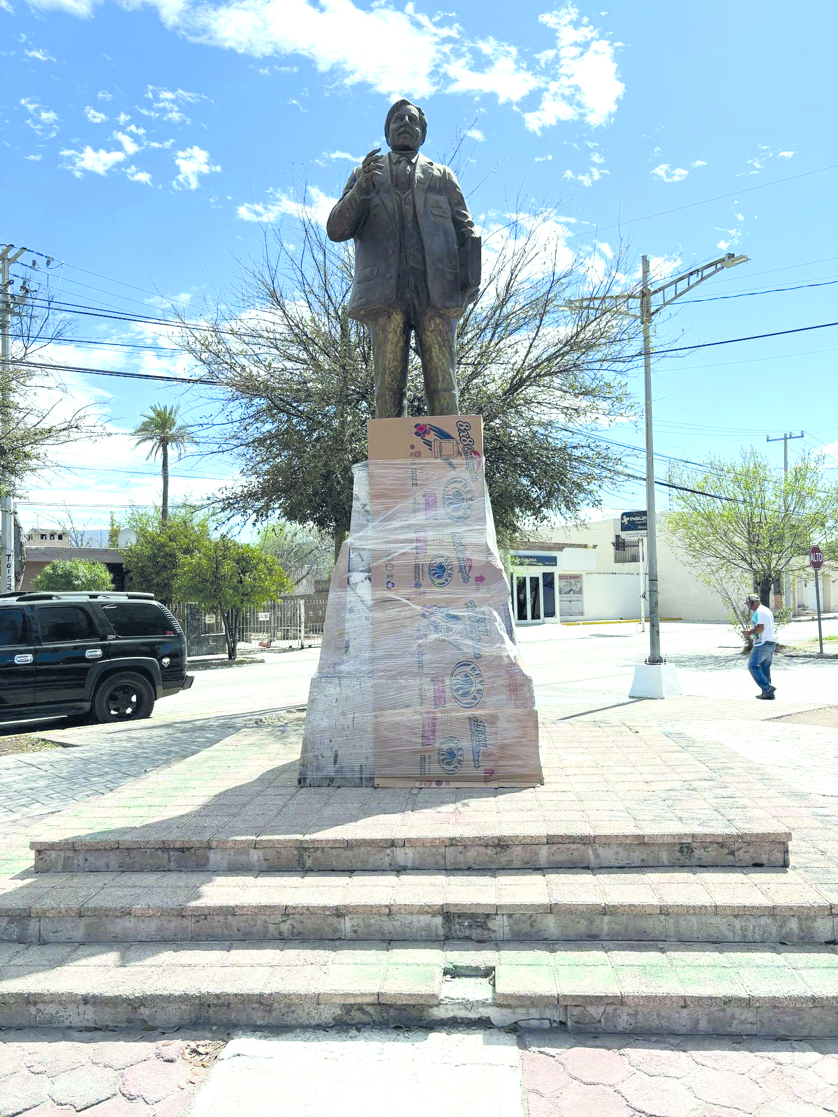 Protegen estatua de profesor Cuauhtémoc