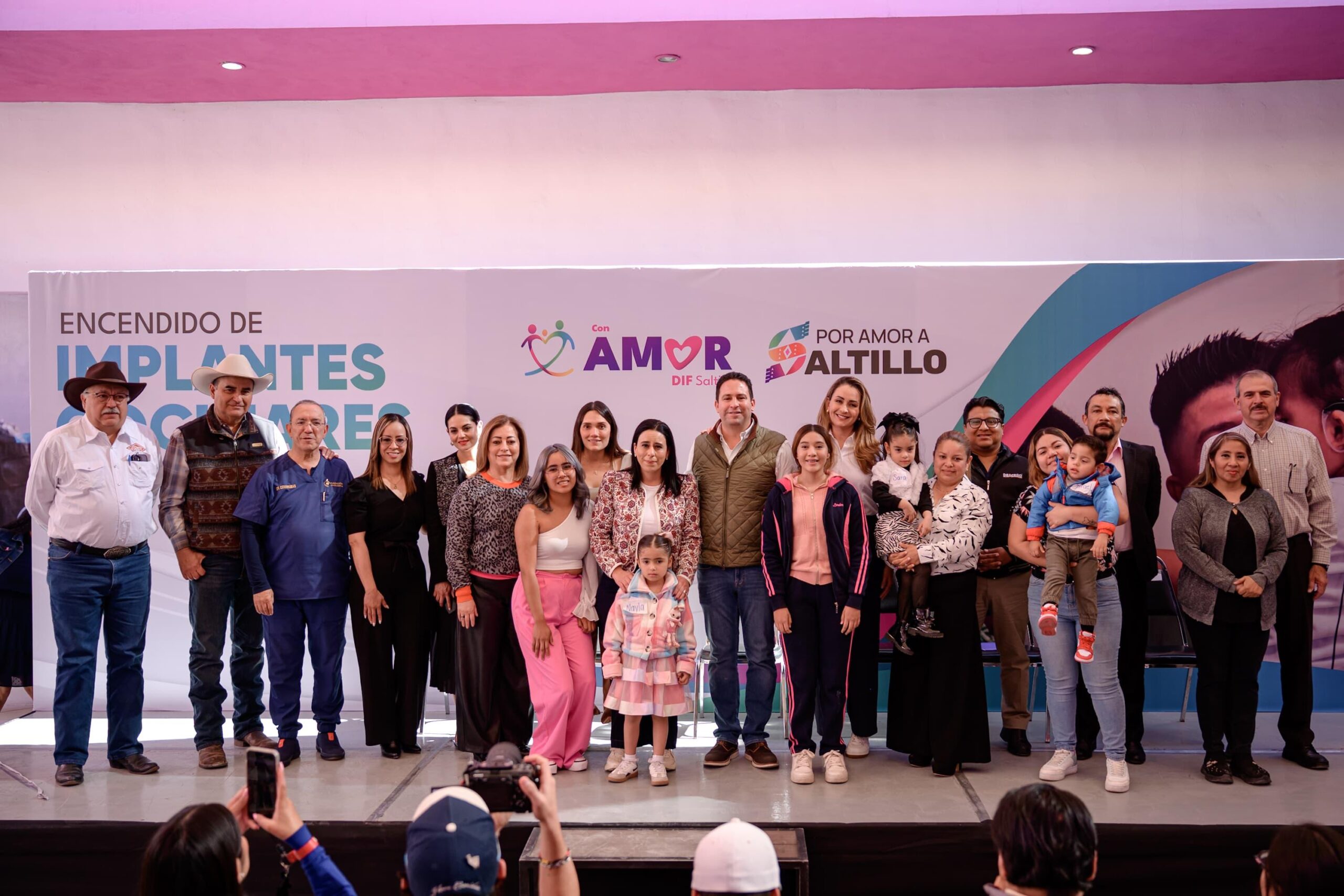 Ciudadanía y DIF Saltillo mejoran la calidad de vida de 2 niñas y un niño; encienden sus implantes cocleares
