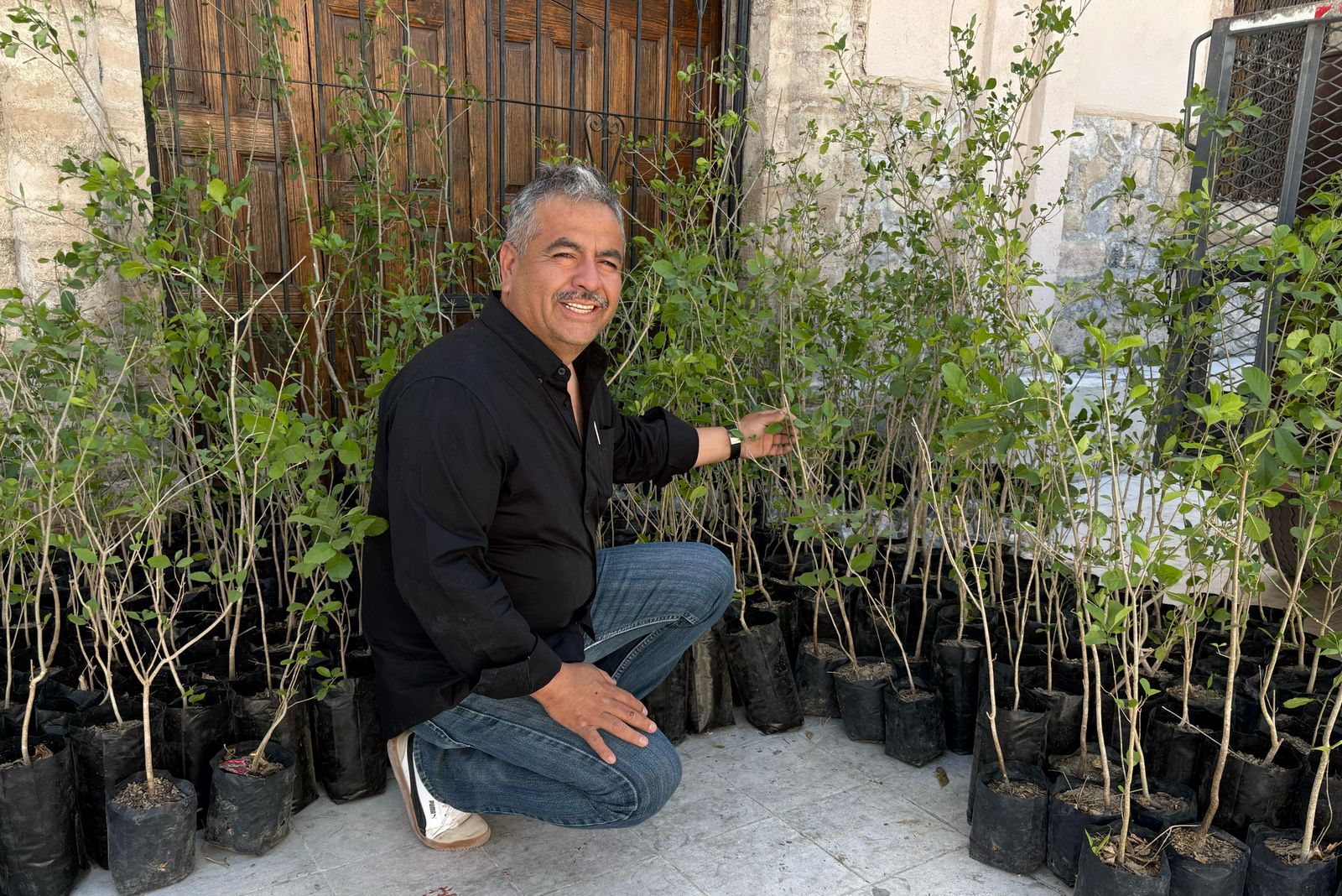 Víctor Leija dona 500 árboles a escuelas de Cuatro Ciénegas