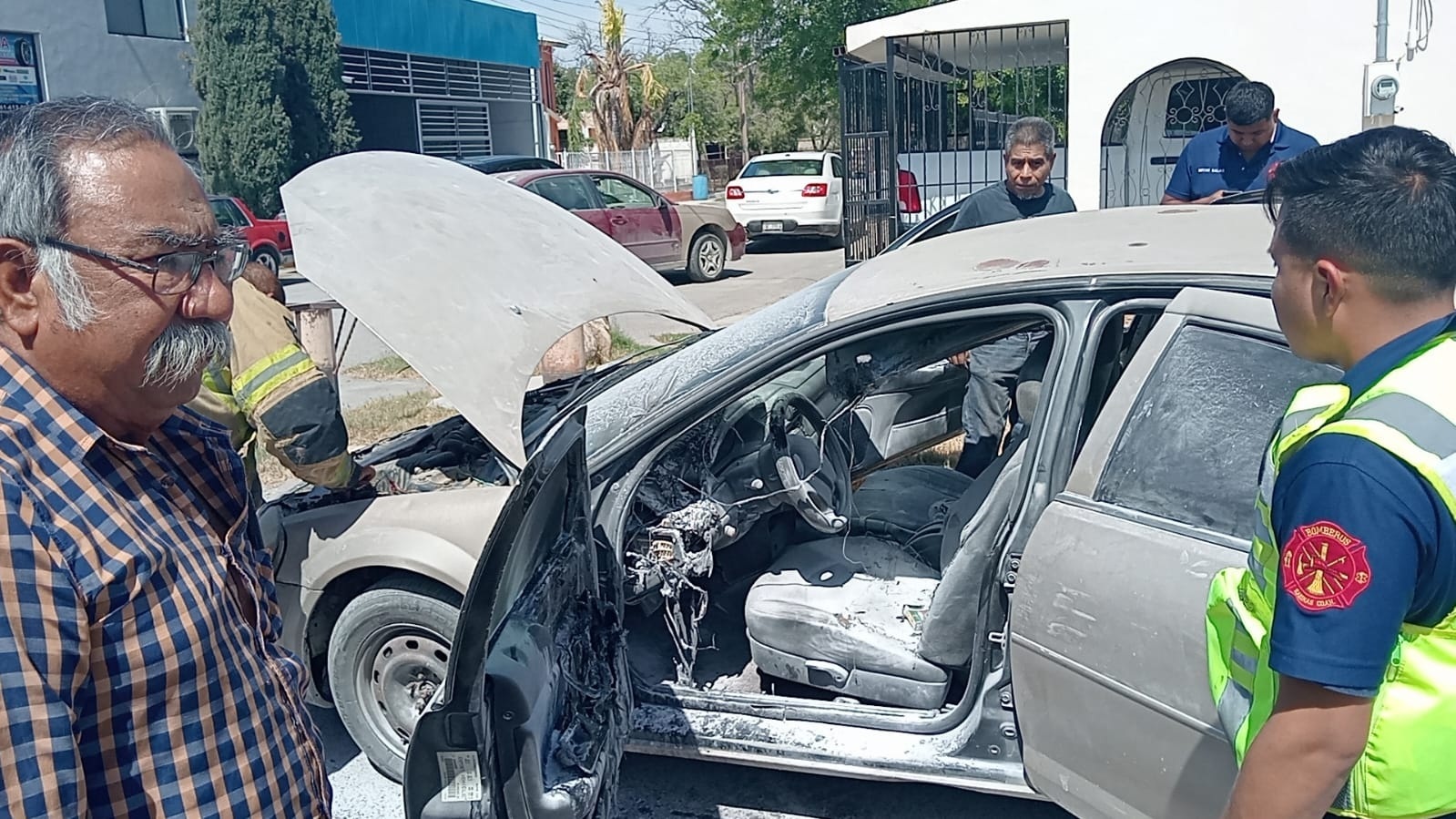 Se incendia auto por corto circuito