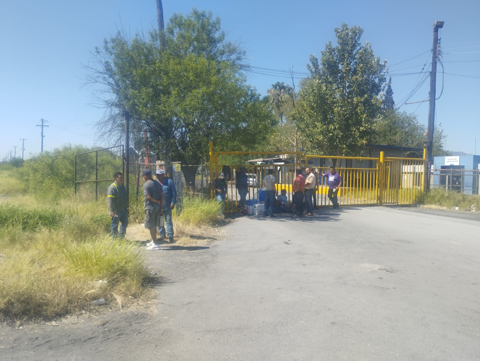 Intenta hacer fogata en Oxxo ex obrero AHMSA