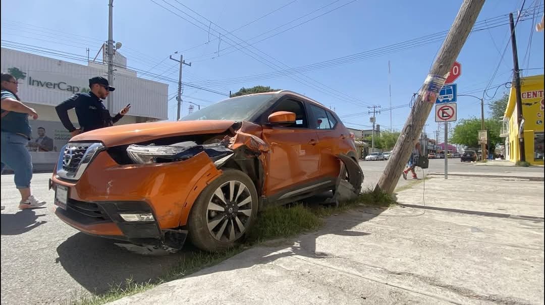 Mujer confunde pedales y choca contra poste
