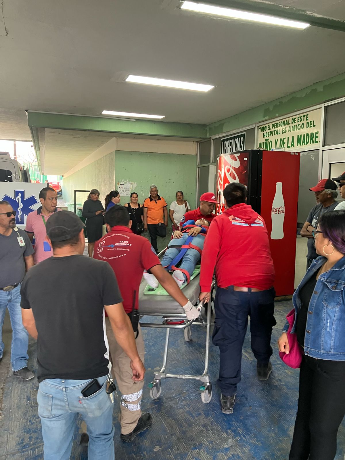 Rescatan a mujer prensada en auto