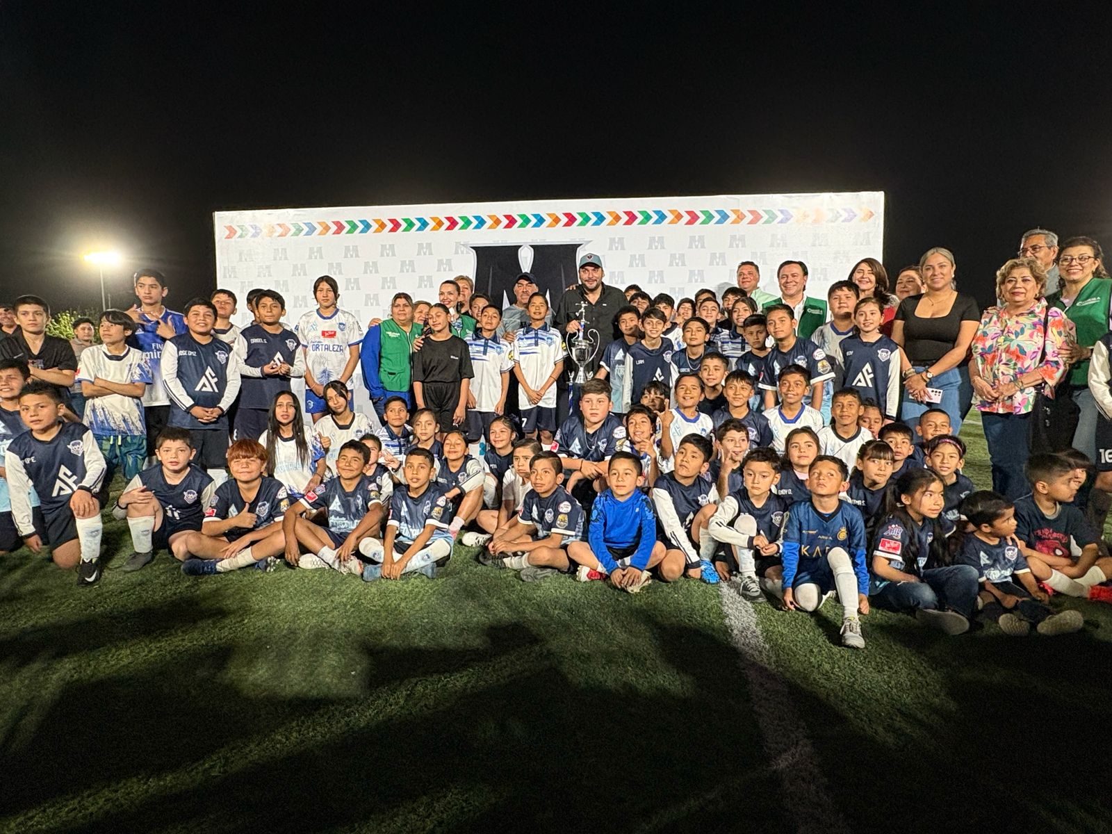 Dignifica el Alcalde cancha en Mezquital