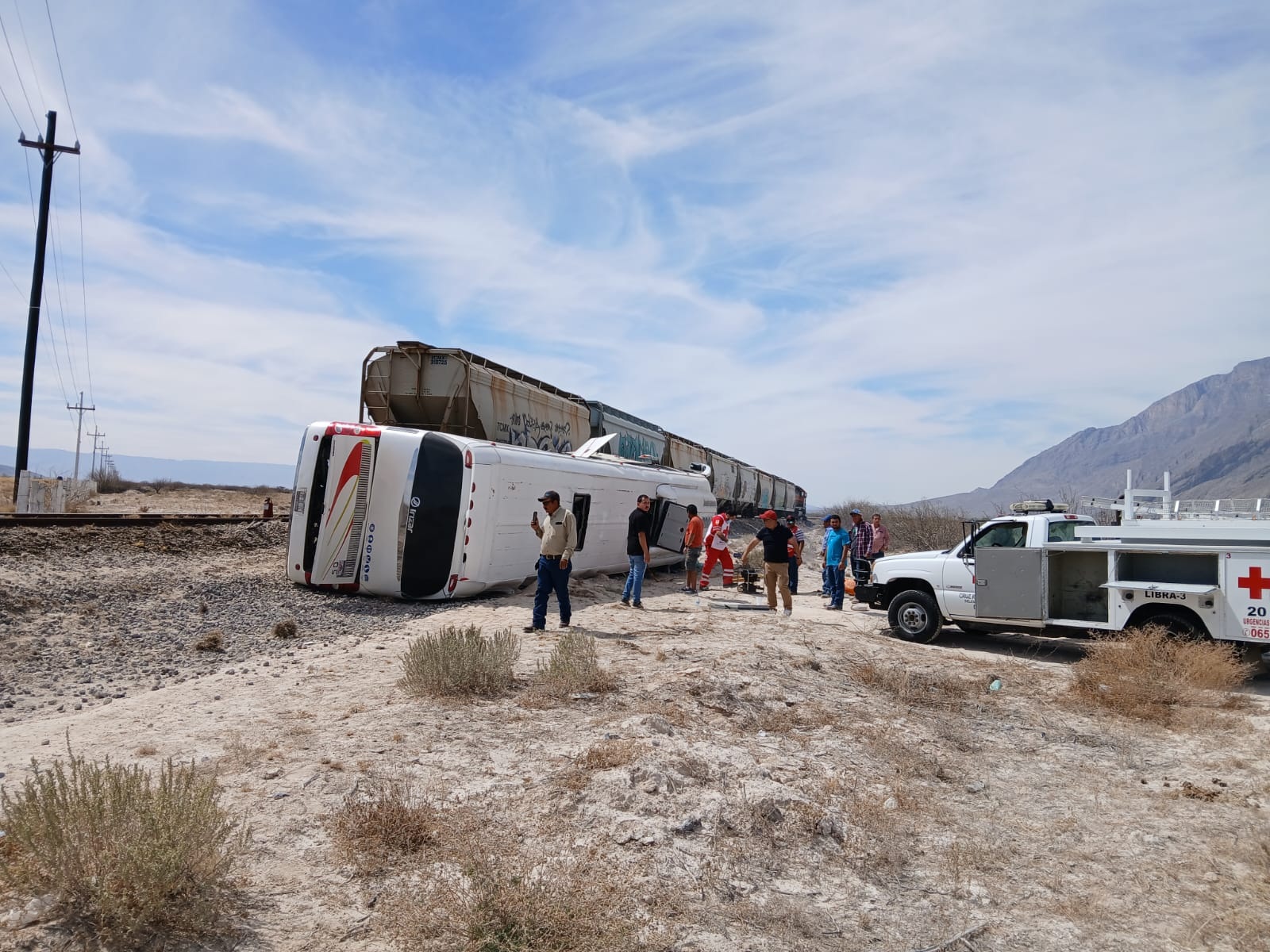Chocan camión y tren; 23 turistas lesionados