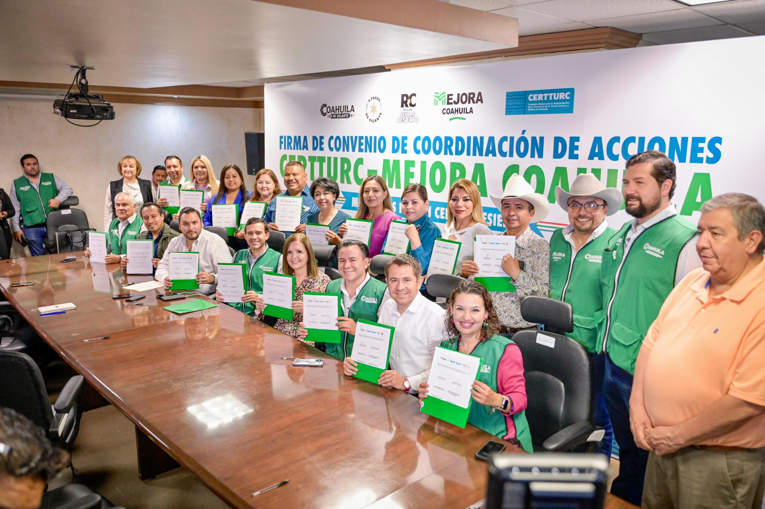 Entrega Carlos recarpeteo en colonia Praderas del Sur