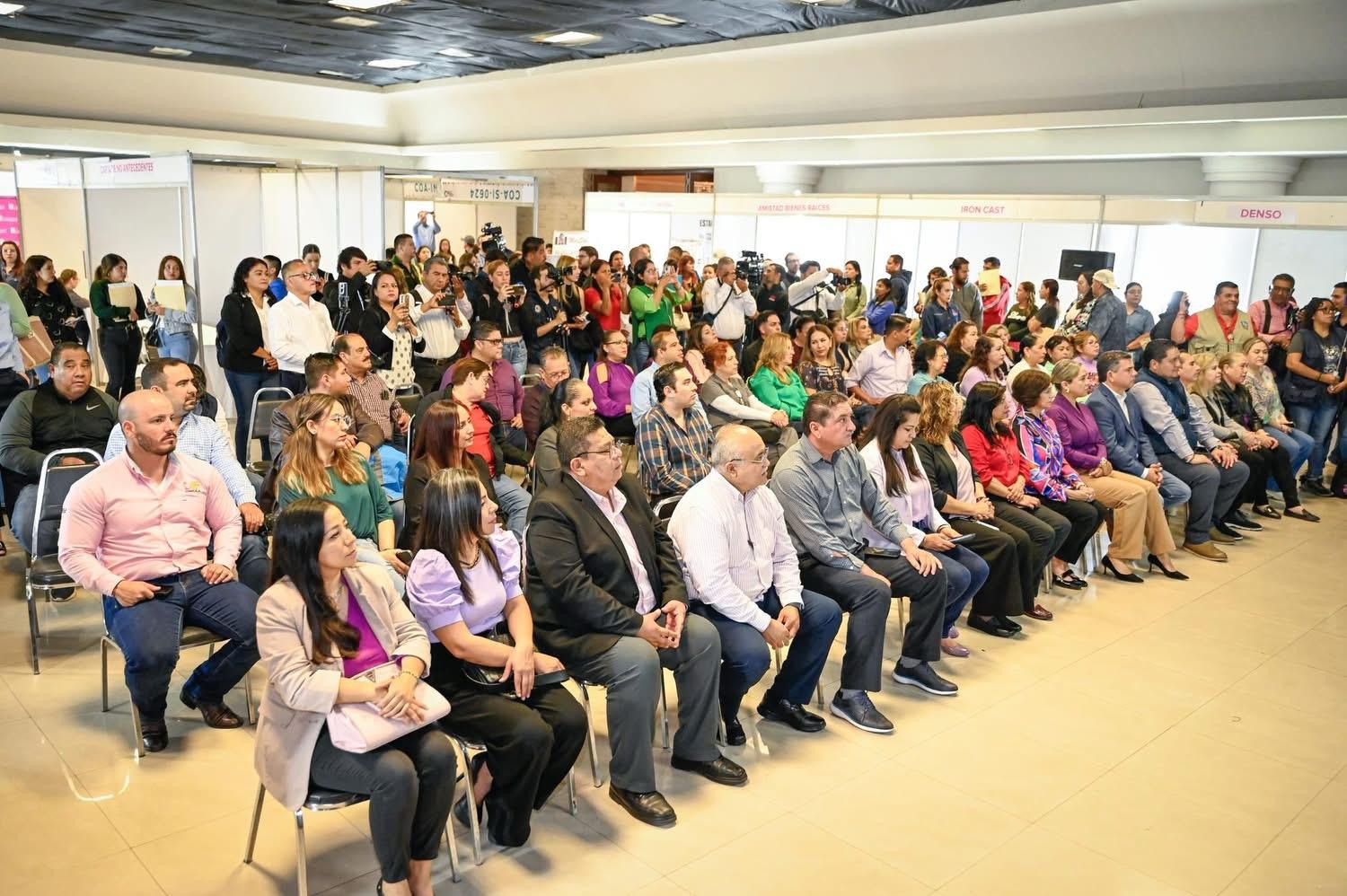 Encabeza Carlos Villarreal Feria del Empleo de la Mujer