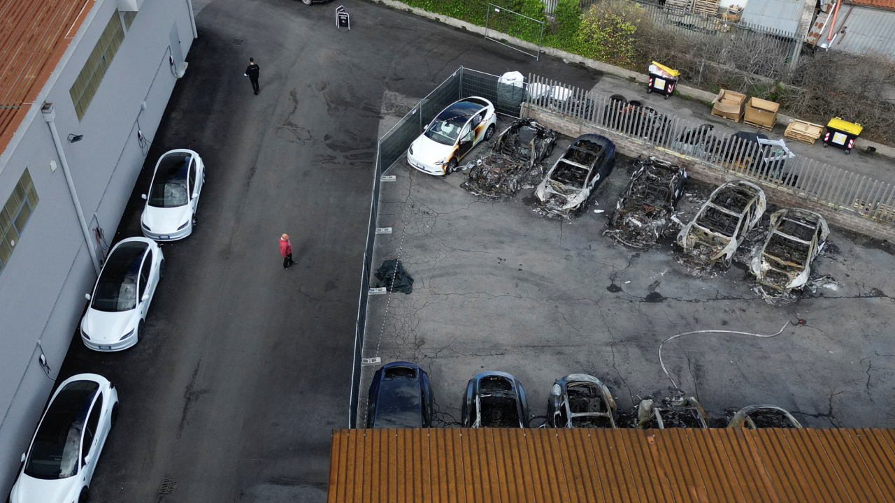 Musk acusa de «terrorismo» al incendio de un concesionario de Tesla en Roma