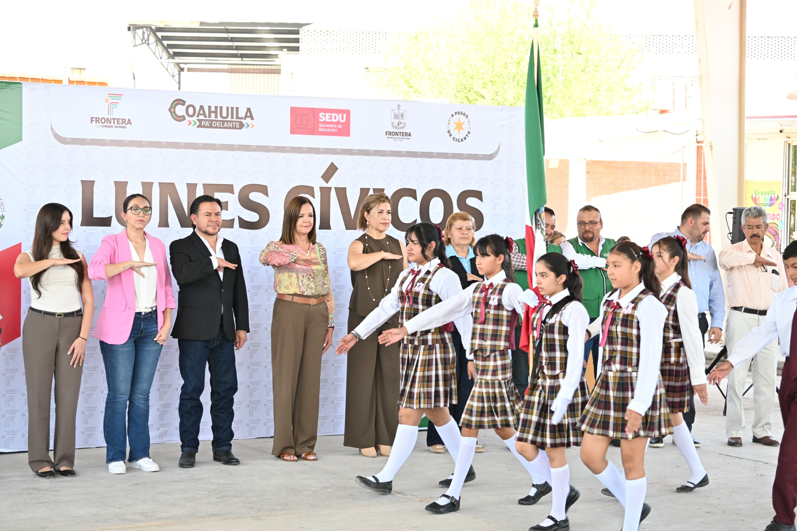 Con apoyo de Manolo Jiménez, Sari Pérez entregó aula en Primaria Diana Laura Riojas