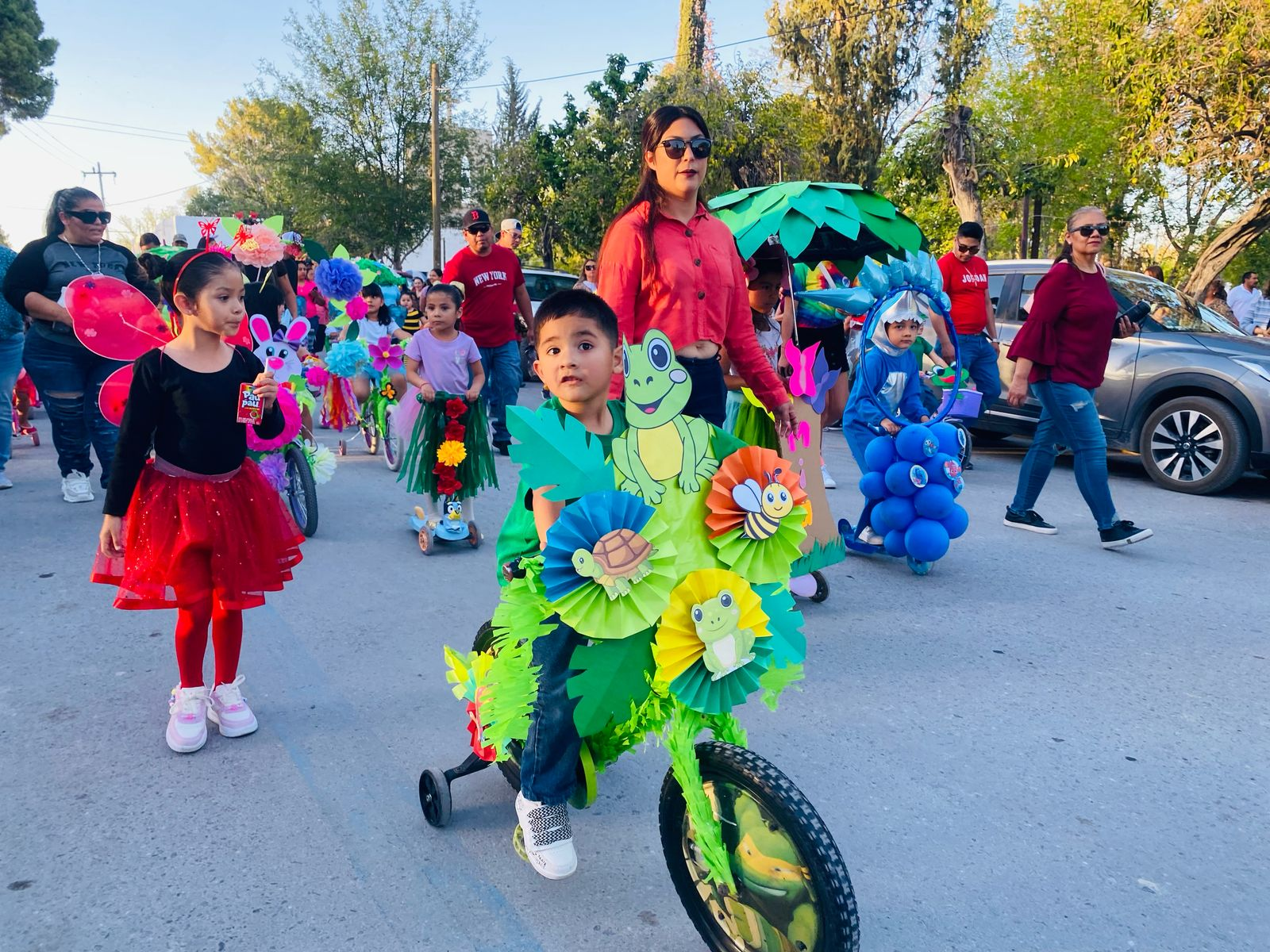 Alegre y Colorido desfile de primavera une a las familias de Ocampo