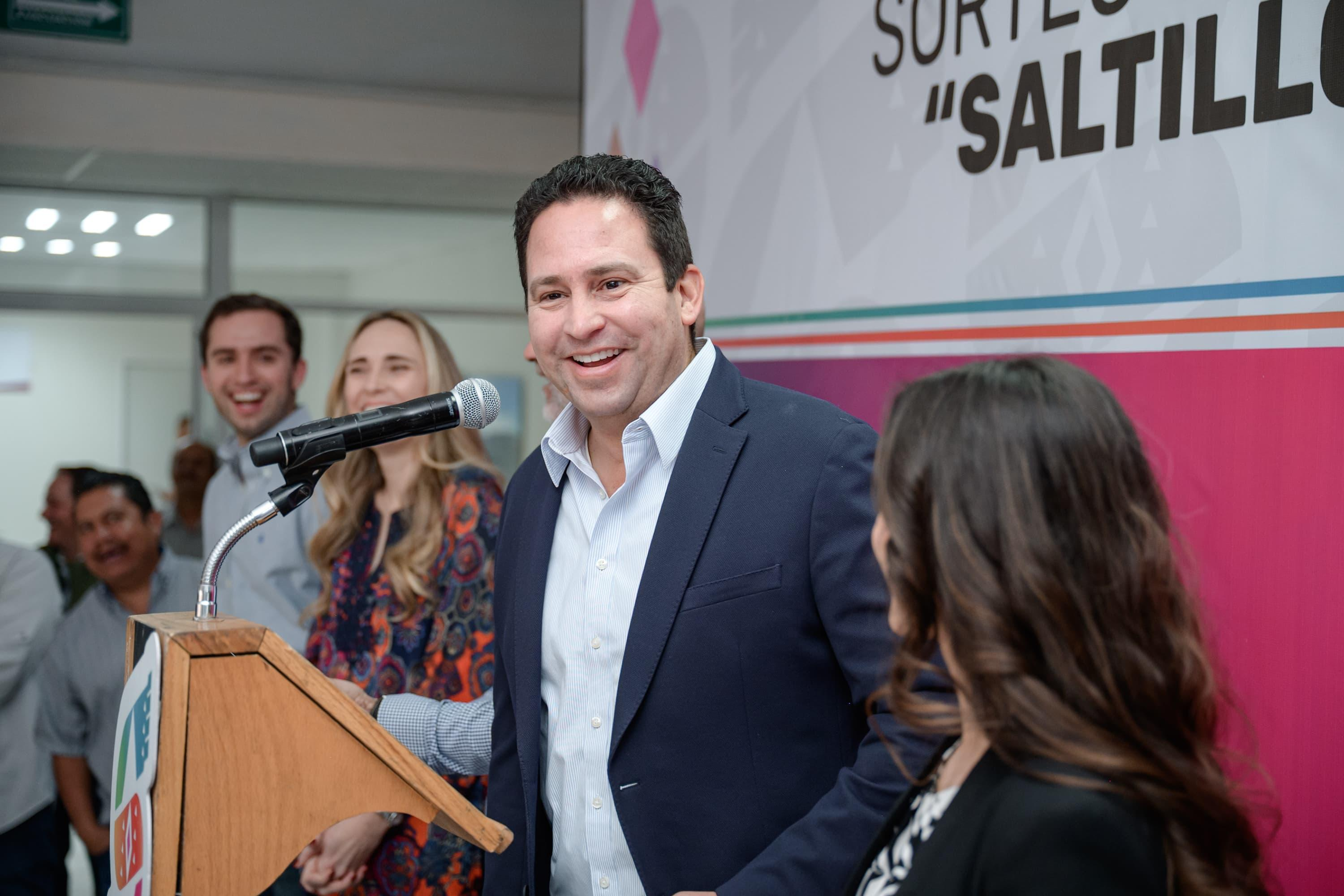 Premia Javier Díaz a contribuyentes cumplidos