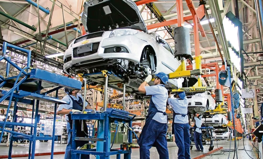Trump pide a fabricantes de autos mover su producción a EU; «deben cambiar sus operaciones donde no pagarán aranceles», dice portavoz
